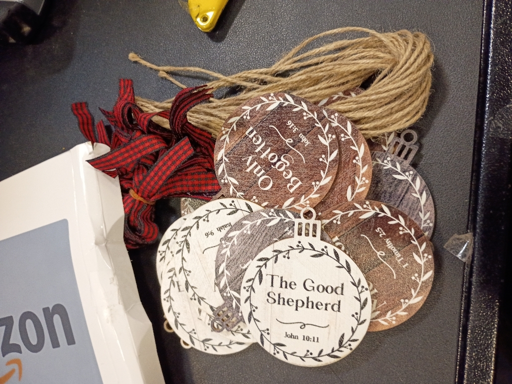 Blulu 24 Pcs 2026 Names of Jesus Advent Christian Christmas Hanging Ornaments Bulk Religious 3 Inch Wood Ornaments with Savior Names for Christmas Tree Decoration(Black, White, Brown,Round)