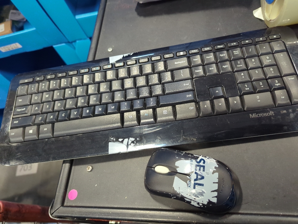 Microsoft Wireless Desktop 850 with AES ) - Black. Wireless Keyboard and Mouse Combo. Snap-In USB Transciever. Right/Left Hand Use Mouse