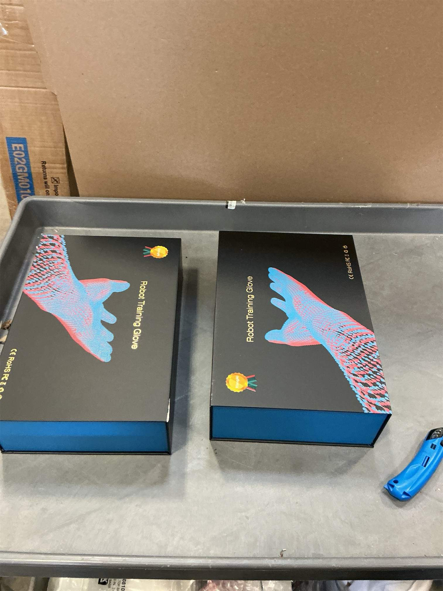 ‼️only has one portable gift box ‼️ and one portable charging plug ‼️2PCS Rehabilitation Robot Gloves for Left and Right Hands Recovery, Finger Rehab Robotic Glove Hemiplegia Stroke Therapy Equipment, 4 Modes, 2600mAh Rechargeable, 4 Sizes (Large)