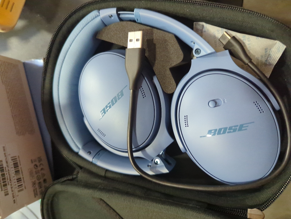Bose QuietComfort Headphones, Bluetooth Over Ear Noise Cancelling Headphones, Blue