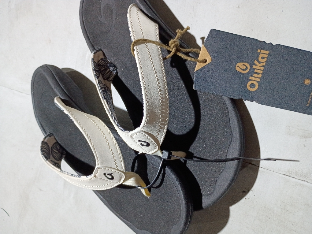 OLUKAI Ohana Women's Sandals, Water Resistant Flip Flops with Arch Support, Lightweight Comfort for Beach & Travel, Enhanced Traction for Wet Surfaces size 8W