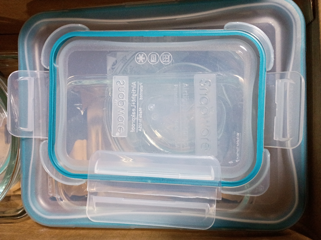 Snapware Pyrex 18-piece Glass Food Storage Set (1 Lid damaged)