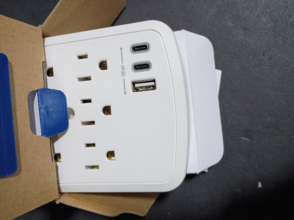 Insignia™ - 6-Outlet / 2-USB-C / 1-USB Wall Tap 1,800 Joules Surge Protector - White