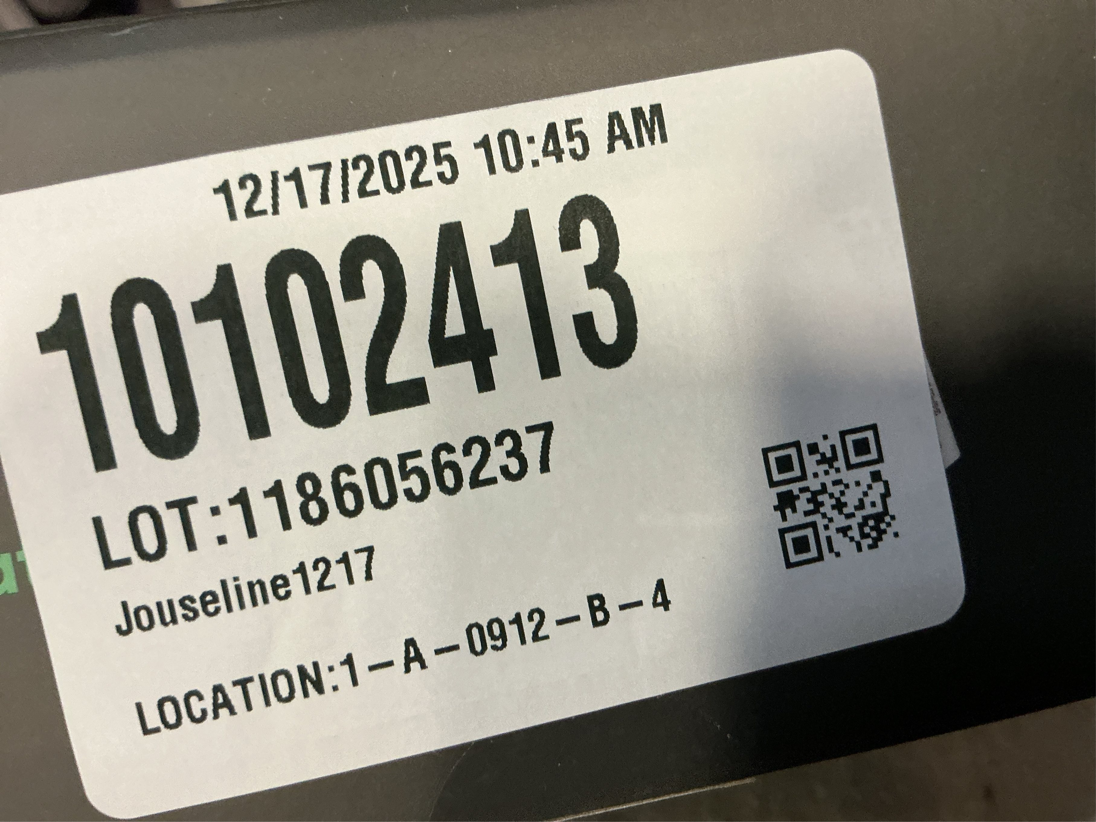 Bundle of WYZE 2.5K Wireless Outdoor/Indoor Battery Security Camera and Removable Battery Pack