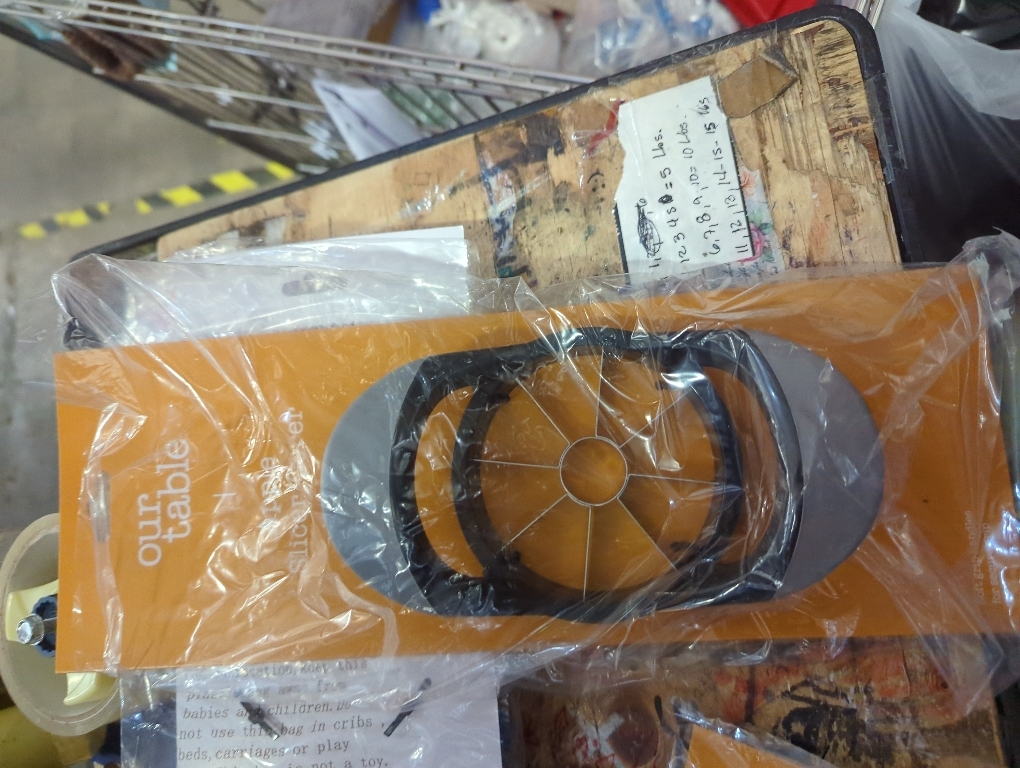 8-Wedge Apple Slicer and Corer – Stainless Steel Sharp Blades with Non-Slip Black Handle, Easy Grip Cutter for Apples, Pears, and Similar Fruits