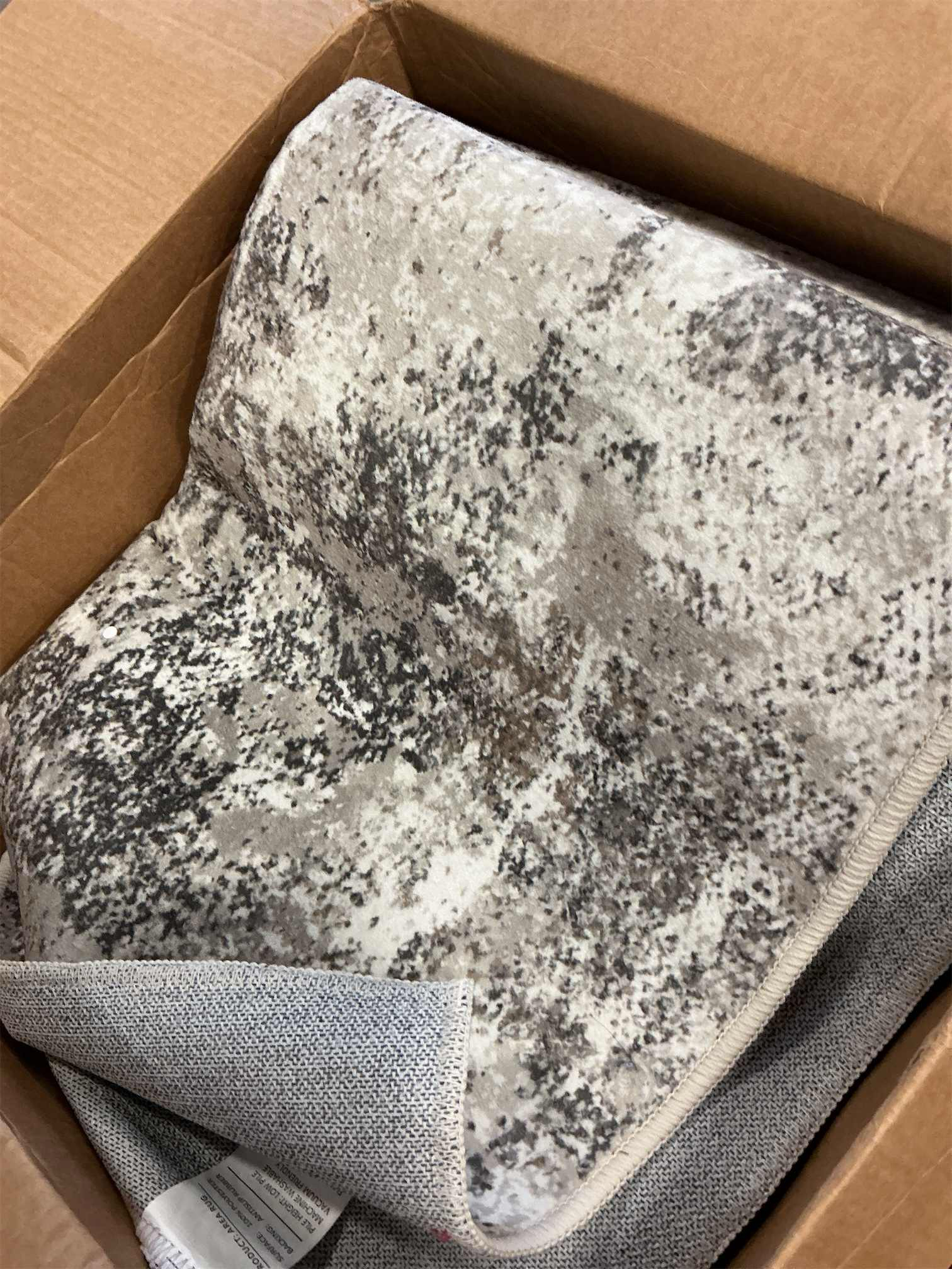 SAFAVIEH Area Rug - Carnegie Collection - Large - Ivory & Grey, Modern Stripe Design, Non-Shedding & Easy Cleaning, Ideal for Living Room, Bedroom, Office, Dining Space (CNG612F)