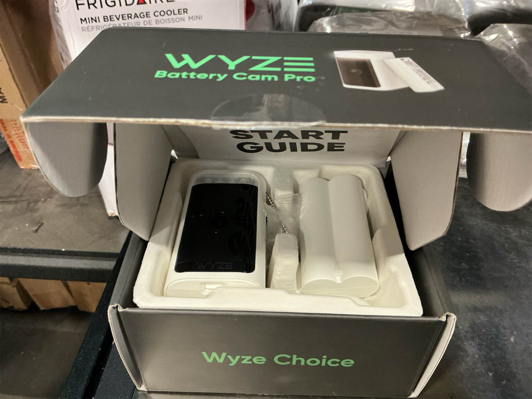 Bundle of WYZE 2.5K Wireless Outdoor/Indoor Battery Security Camera and Removable Battery Pack