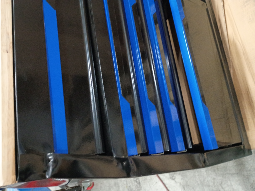 9-Drawer Mobile Workstation  1200-lbs (It has dents and some drawers don't open, see the pictures)