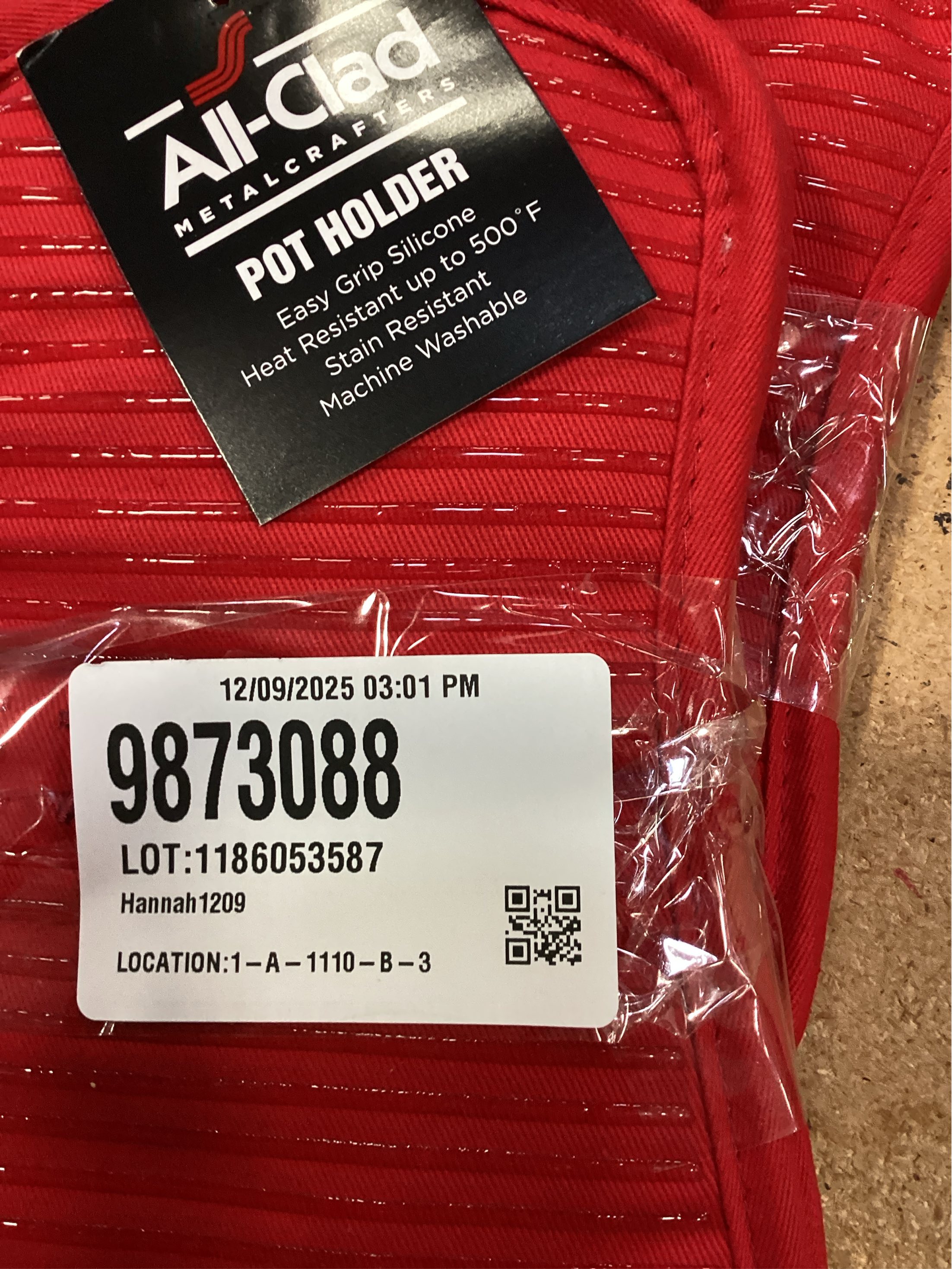 All-Clad Textiles Deluxe Heat and Stain Resistant Pot Holder. Silicone Treated Heavyweight 100-Percent Cotton Twill Hot Pad, Machine Washable, 6-inches by 10-inches, Chili Red pack of 2