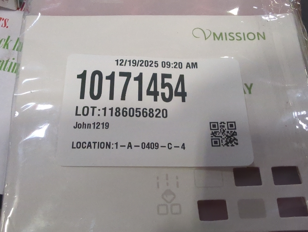 Silicone Ice cubes, Silicone gel ice cubes tray, a box of 12 ice cubes with Lid, mold combination, Easy release Ice Cube Mould (Red Blue)