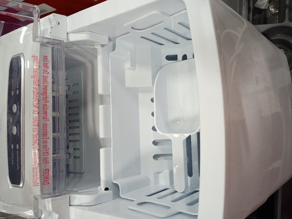 26 Lb. Portable Ice Maker with Auto Shut-Off -Color WHITE  (see the picture for the color)
