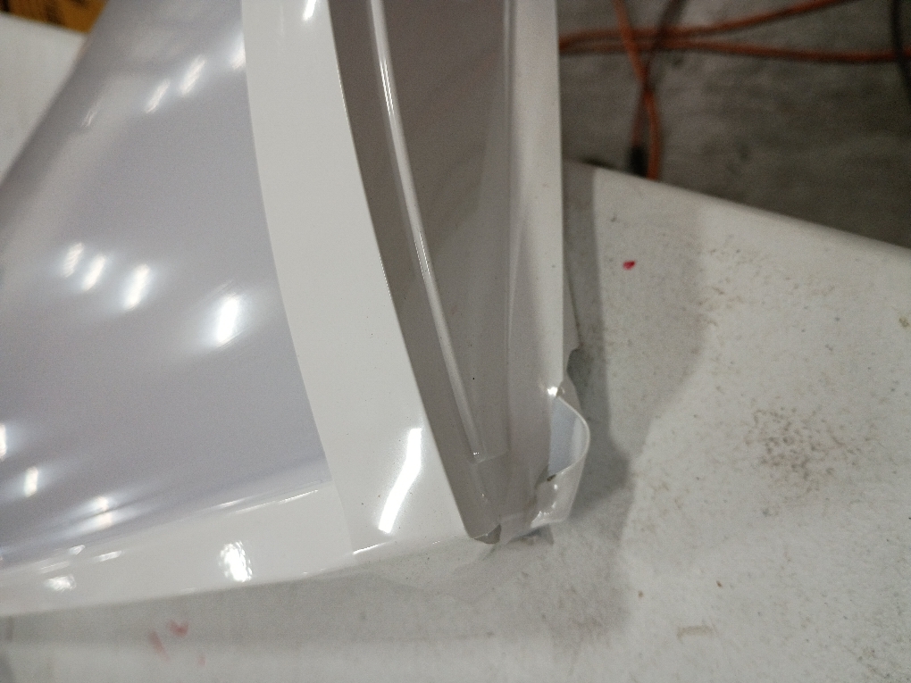 Lithonia Lighting 4 ft. 4000/5000/6000 Lumens Integrated LED Triac Dimming White Wraparound Light, Switchable Color Temperature (Dent; see the picture)