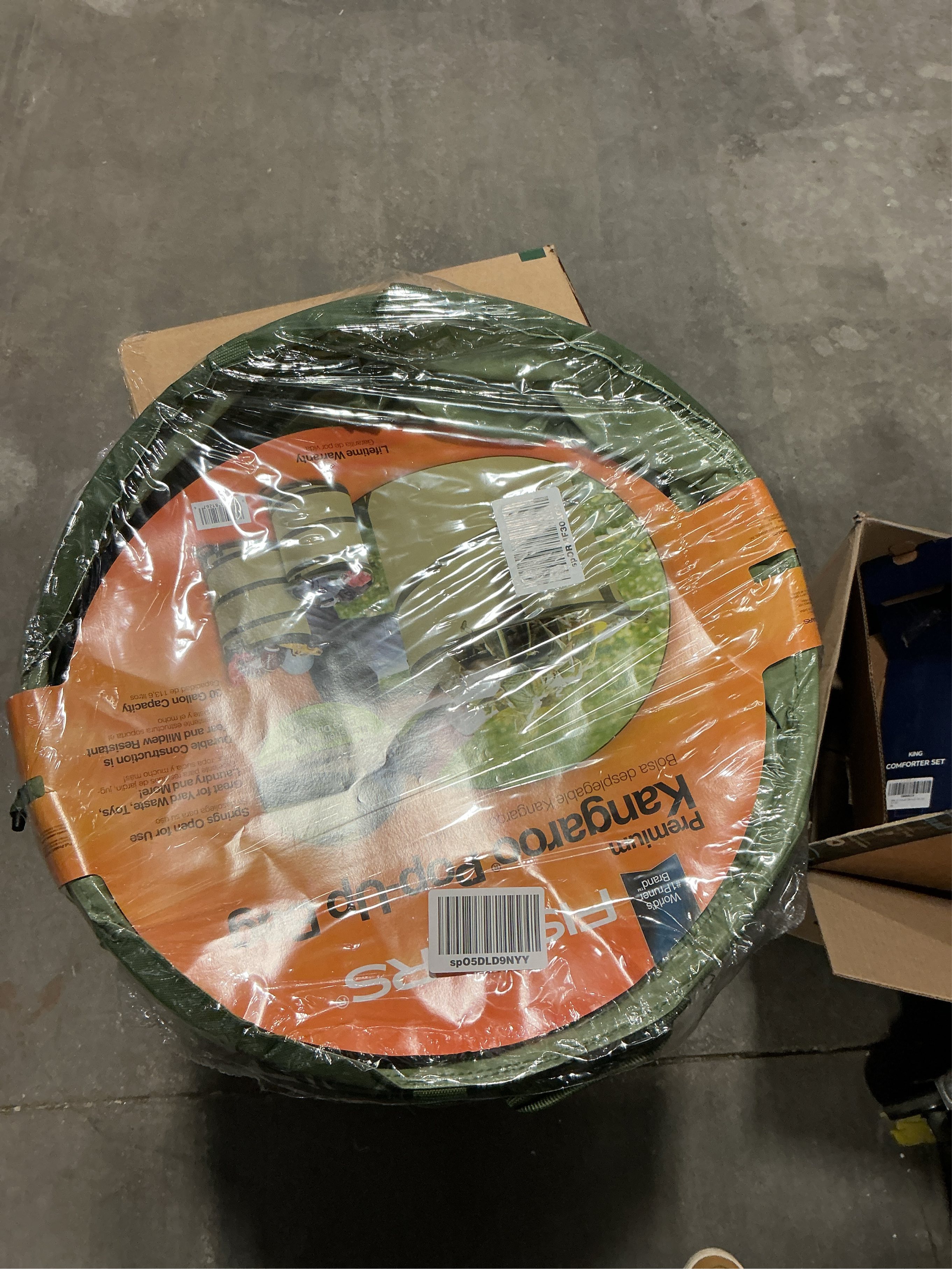 Fiskars Kangaroo Collapsible Garden Bag with Heavy Duty Hardshell Bottom for Yard Waste, 30 Gallon Reusable Container for Lawn Care and Gardening