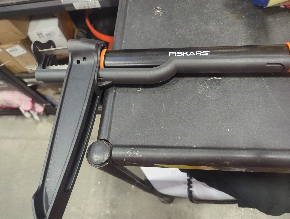 Fiskars 4-Claw Stand Up Weed Puller Tool, Gardening Hand Weeding Tool with 39 Long Ergonomic Handle with Easy-Eject Mechanism