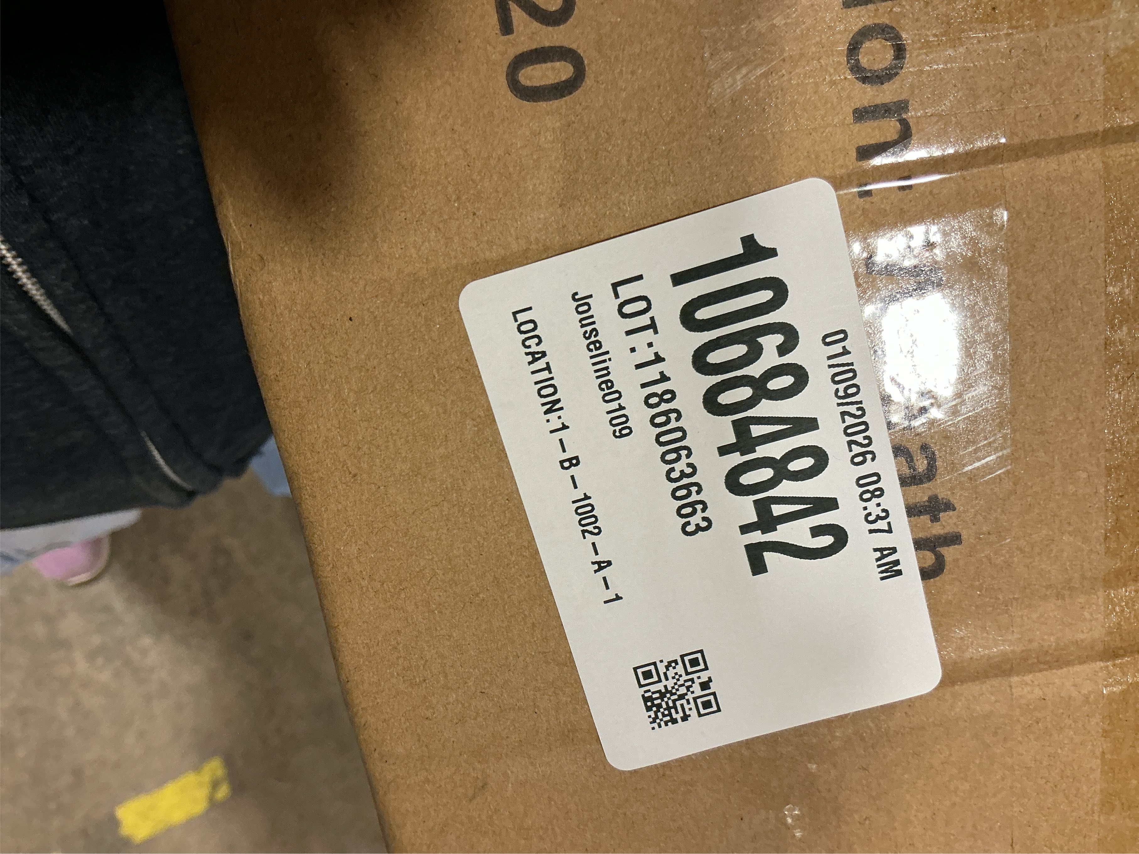 Large Outdoor Christmas Wreath, 24 Inch Christmas Wreaths for Front Door Outside, Farmhouse Indoor Winter Wreath Window, Home Decorations with Pine Cones, Red Berries, Evergreen Leaves