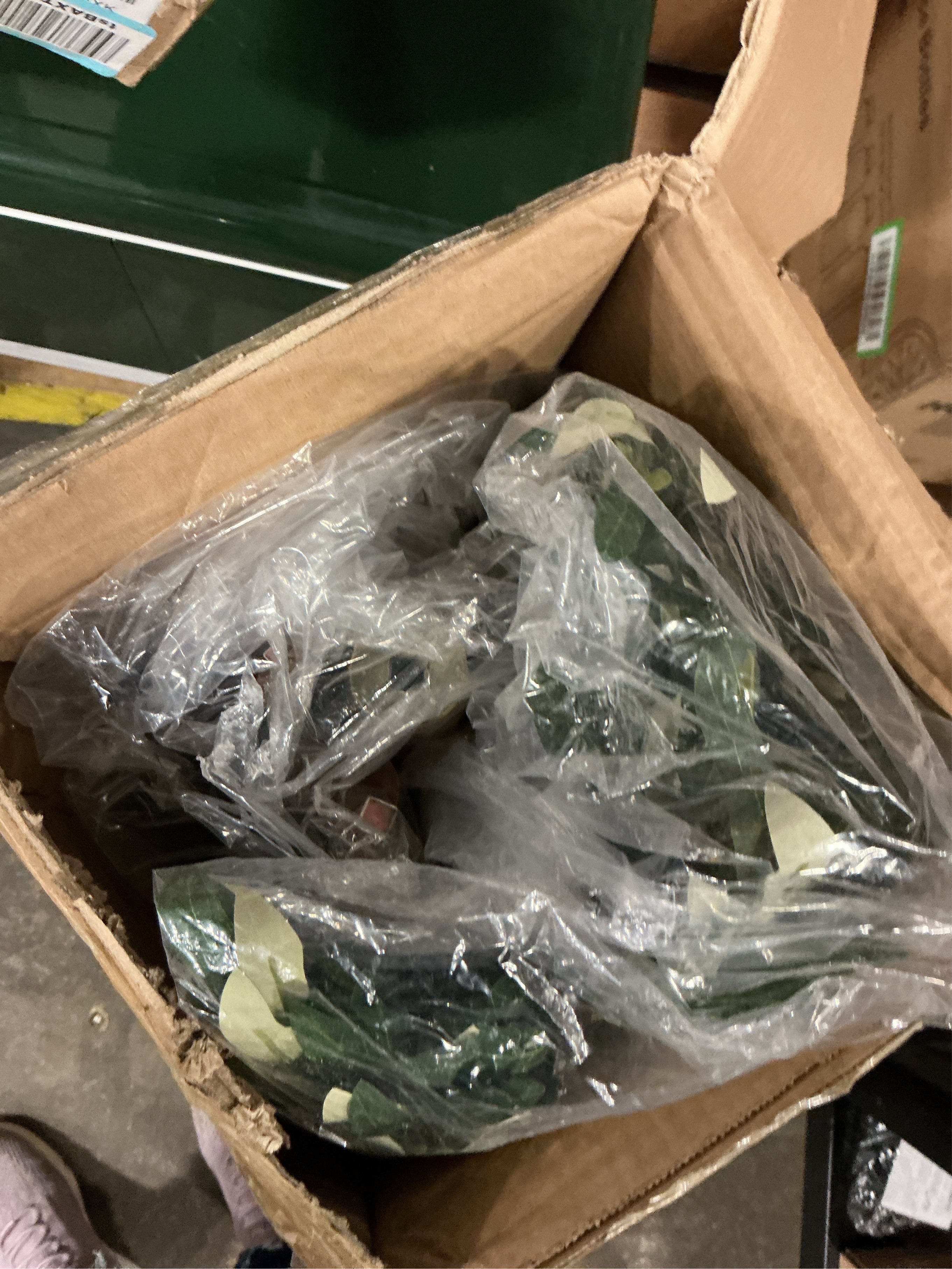 Tall Faux Olive Tree，8ft（96in） Realistic Potted Silk Artificial Olive Tree， Fake Olive Trees Indoor with Green Leaves and Big Fruits for Home Office Living Room Stairs Patio Decor.