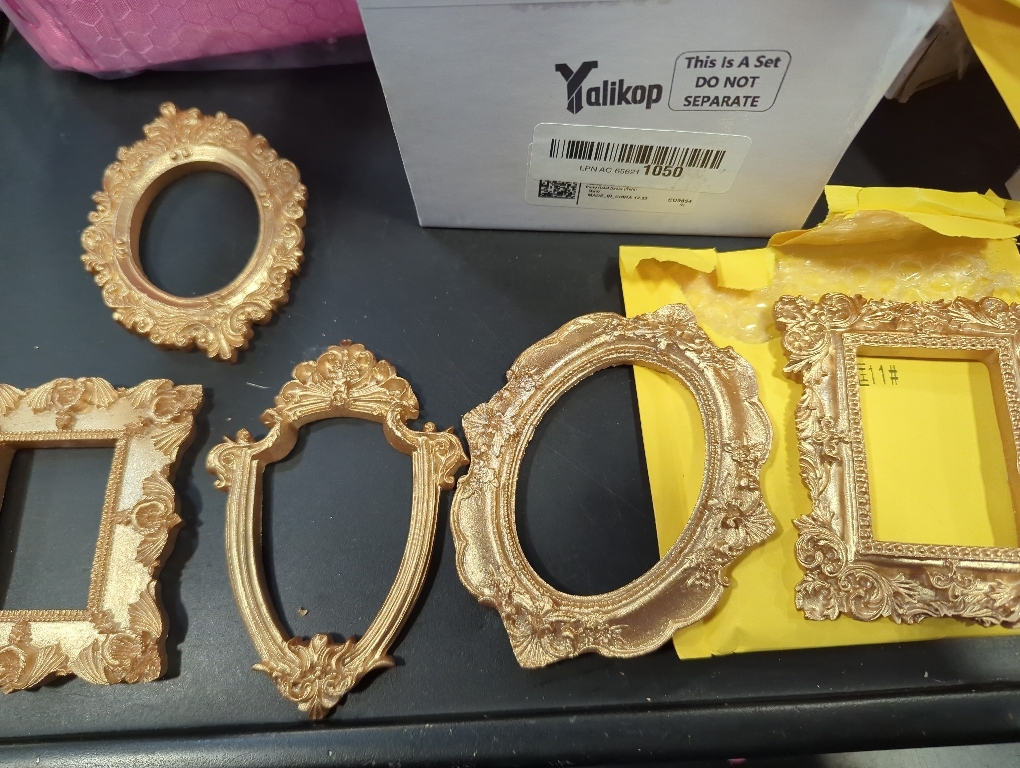 Mini gold frames Mini frame Small Picture Frames Magnetic Picture Frames for Refrigerator Vintage Picture frames Antique Vintage gold frame Jewelry Display Photo Frame Christmas Decor(5pcs，Gold)