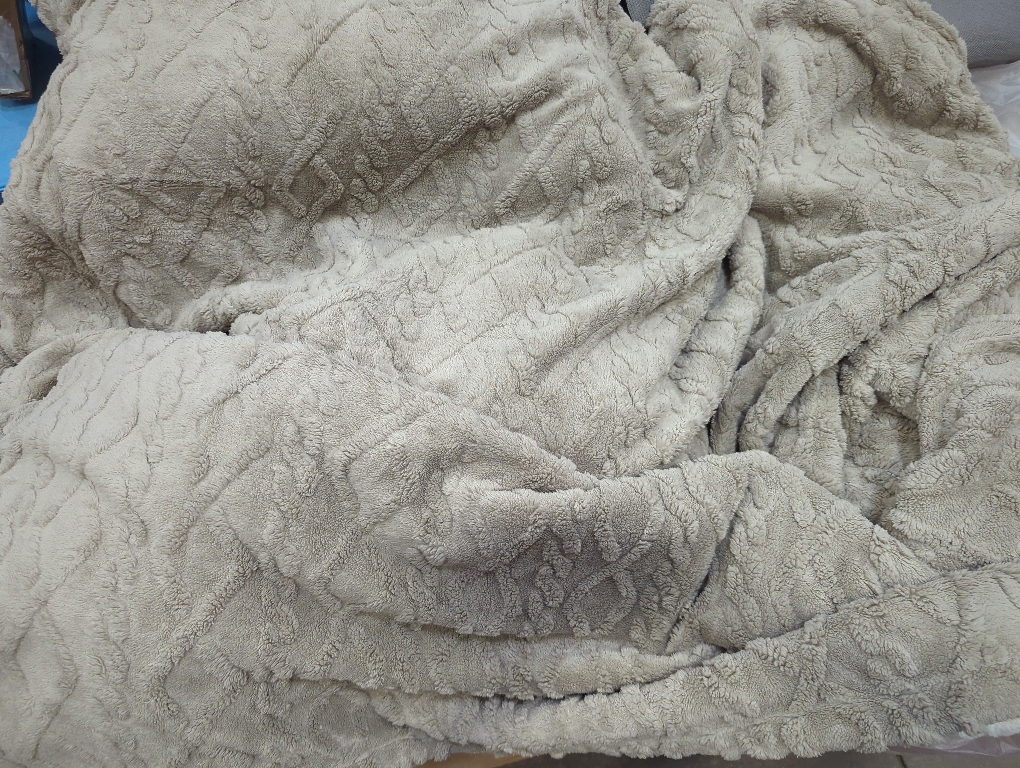 Bedsure Sherpa Fleece Throw Blanket for Couch - Soft Fluffy & Cozy Cable Jacquard Tufted Throw Blankets for Women Gift, Thick Warm Blanket for Winter and All Seasons, Beige, Large