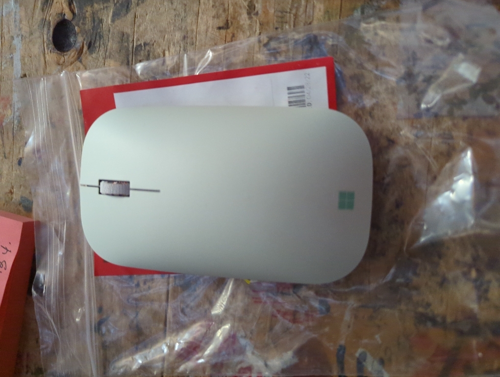 Microsoft Modern Mobile Mouse - Glacier - Comfortable Right/Left Hand Use with Metal Scroll Wheel, Wireless, Bluetooth for PC/Laptop/Desktop, works with Mac/Windows 8/10/11 Computers