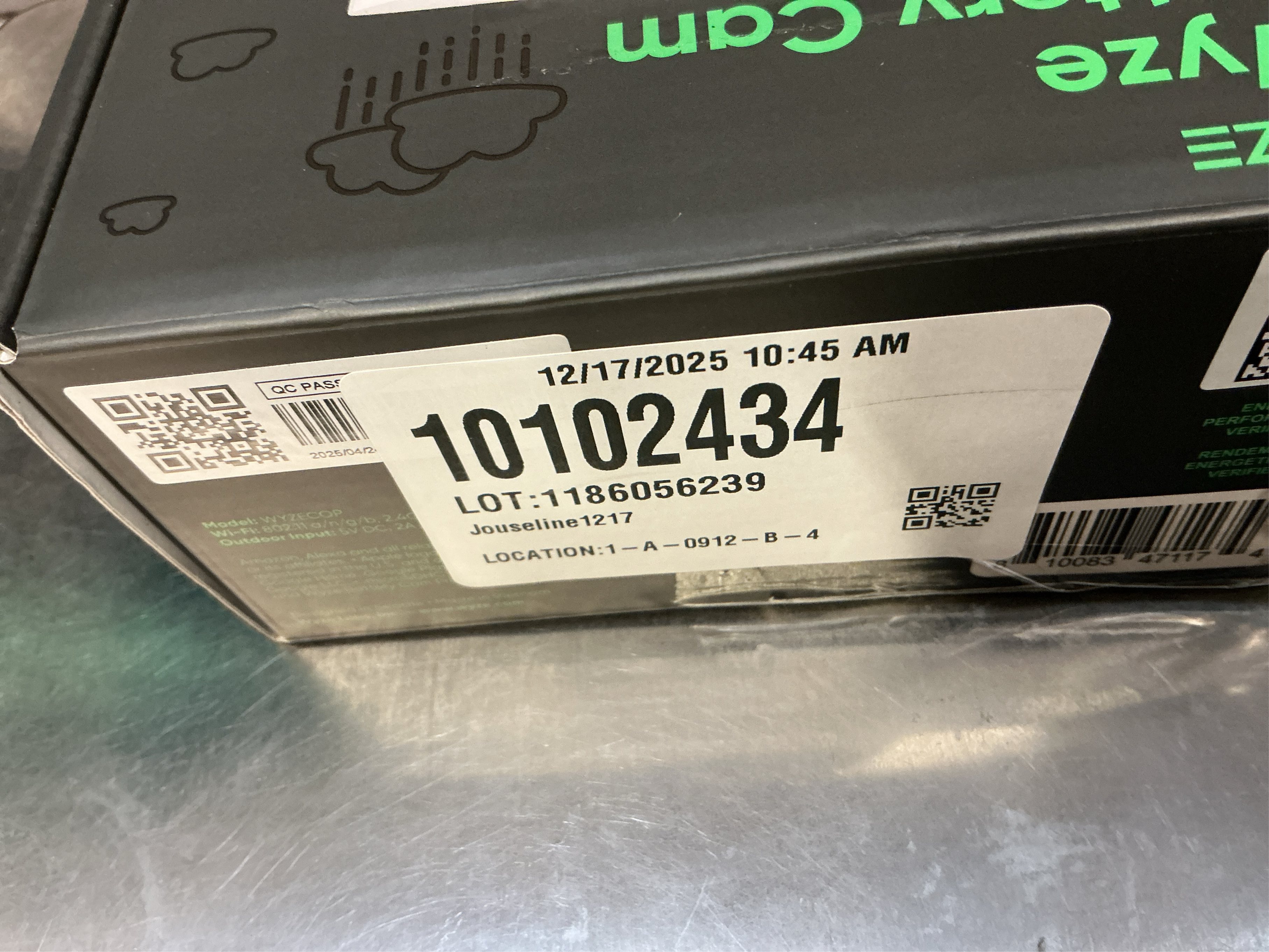 Bundle of WYZE 2.5K Wireless Outdoor/Indoor Battery Security Camera and Removable Battery Pack