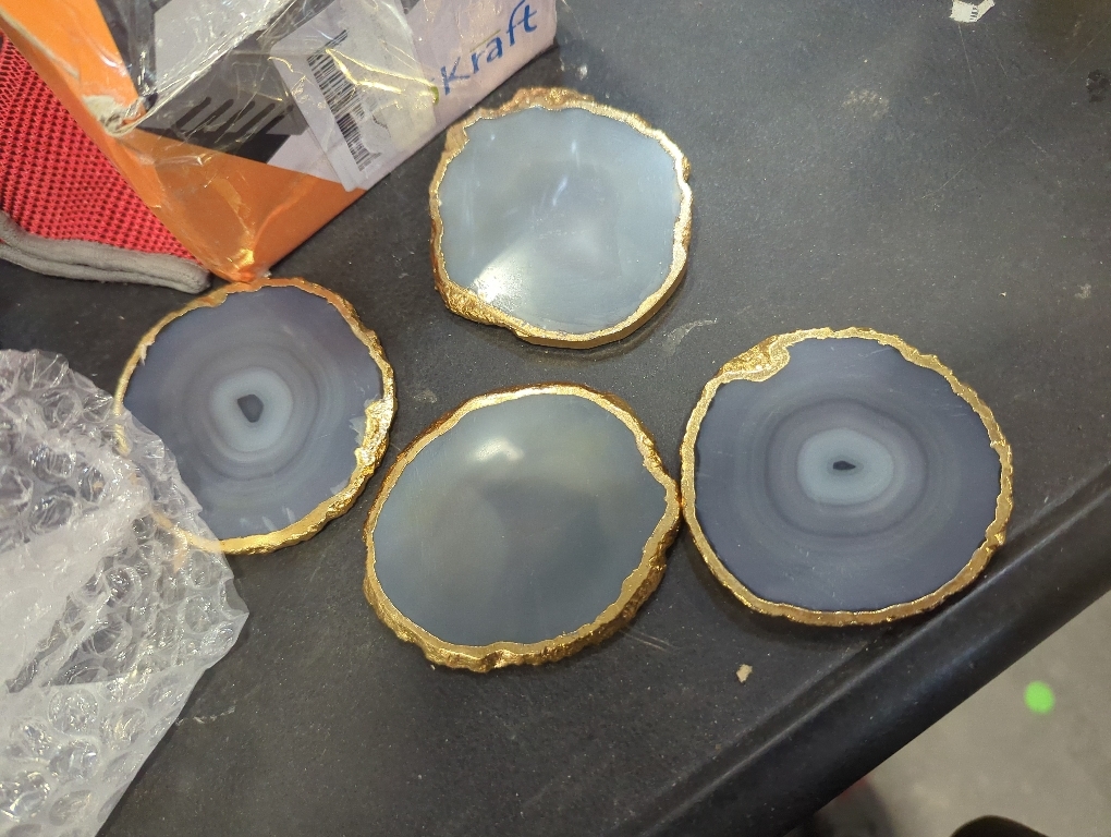 Blueshyhall Natural Agate Coasters Bar Beer Coffee Tea Coaster,White Agate Slices Cup Mat with Gold Plated Edge for Home Decor （Set of 4）