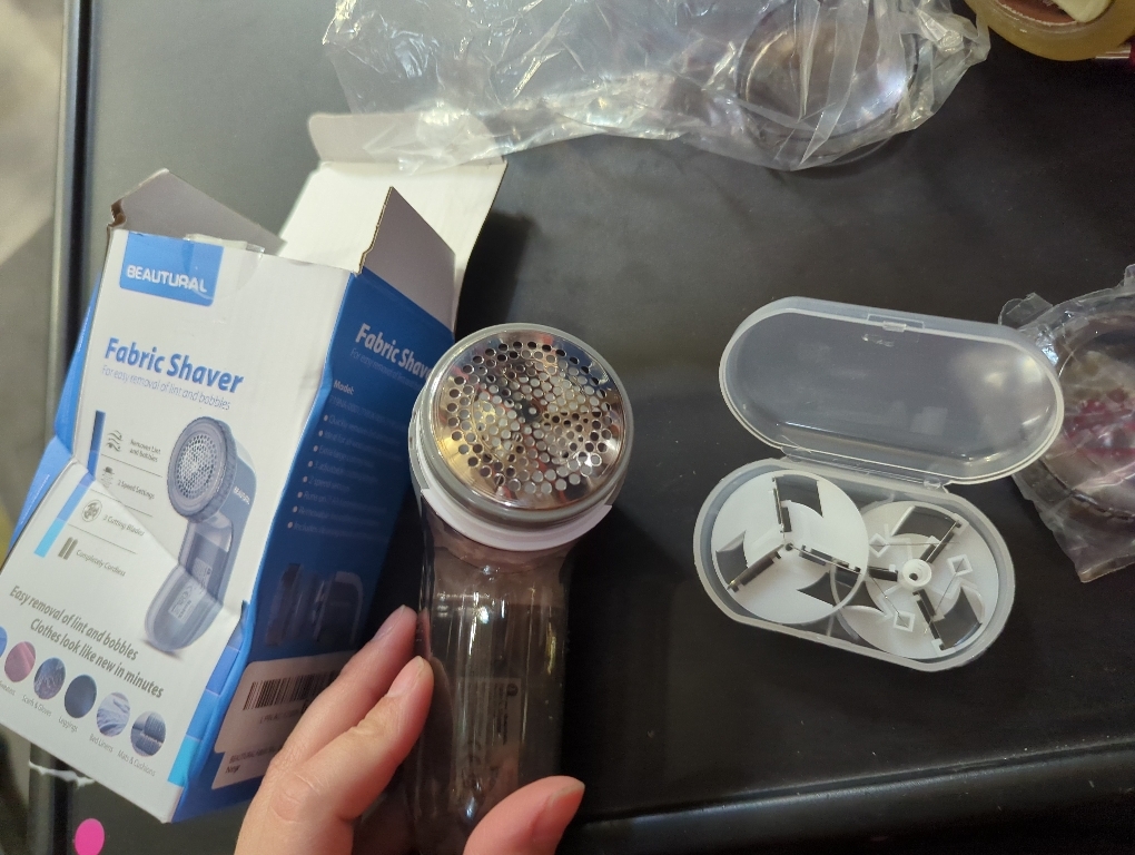 BEAUTURAL Fabric Shaver and Lint Remover, Sweater Defuzzer with 2-Speeds, 2 Replaceable Stainless Steel Blades, Battery Operated, Remove Clothes Fuzz, Lint Balls, Pills, Bobbles Gray