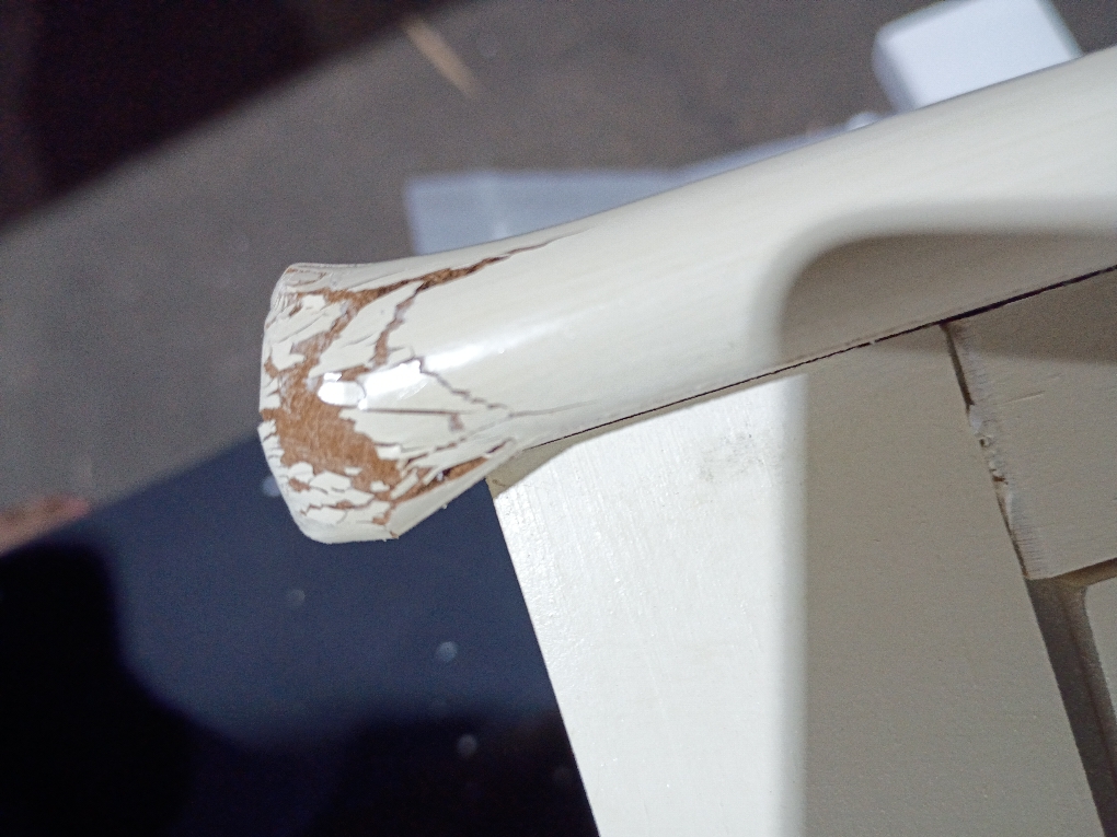 Safavieh Landers 3-Drawer Console Table  ( little damage on the corner see the pictures)