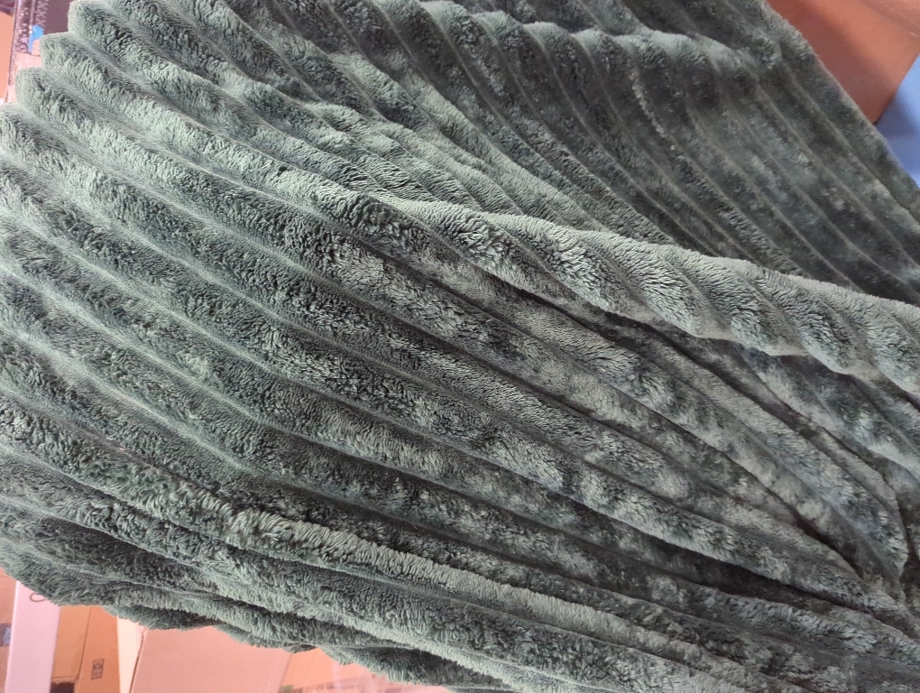 NEWCOSPLAY Super Soft Throw Blanket Dark Green Premium Silky Flannel Fleece 3D Ribbed Jacquard Lightweight Bed Blanket All Season Use (Dark Green Ribbed, Throw(50x60))