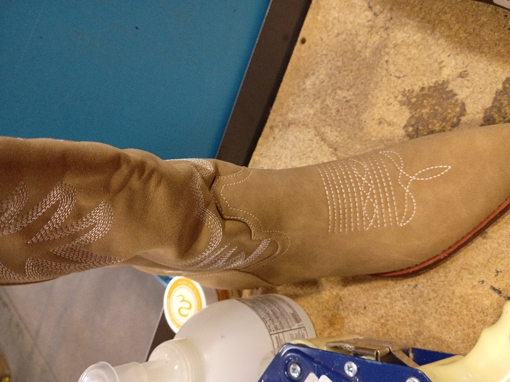 Women's cowgirl boots size 9 1/2