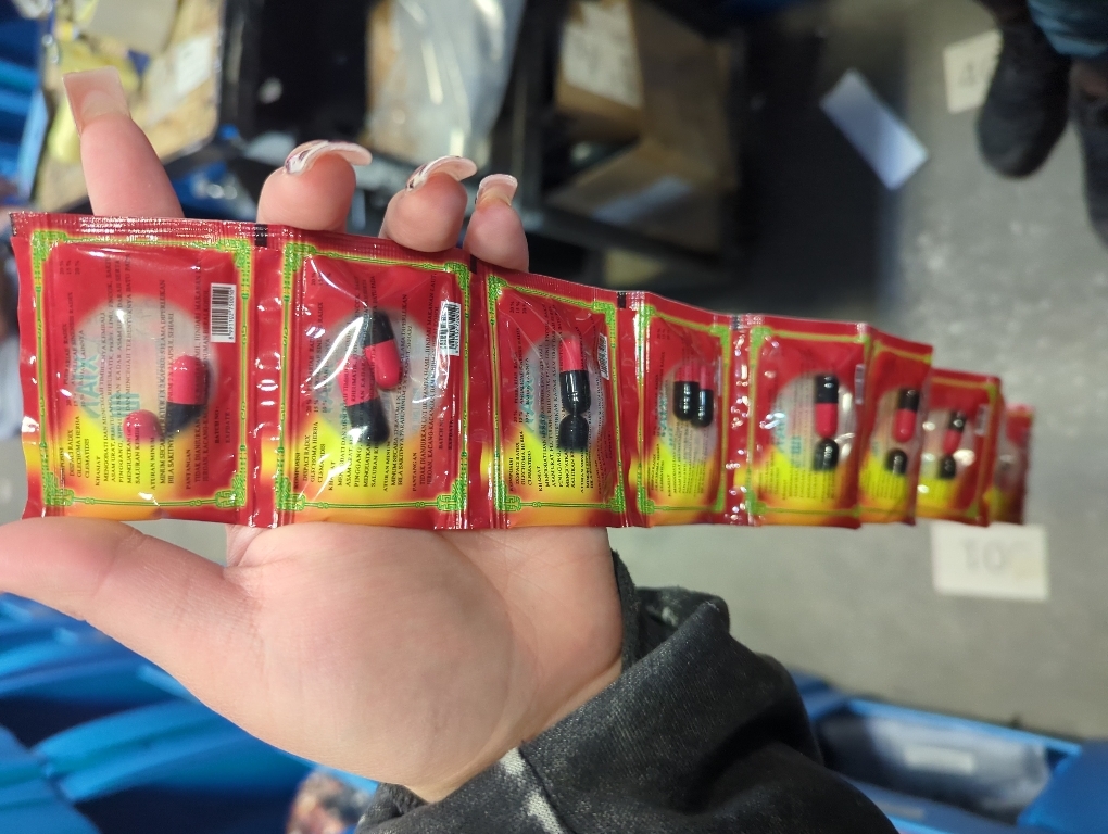 XPRS Nutra Size 3 Empty Capsules - 10000 Count Colored Empty Gelatin Capsules - Pills DIY Capsule Filling - Fillable Color Gel Caps for Vitamins and Powdered Supplements (Black/Red)