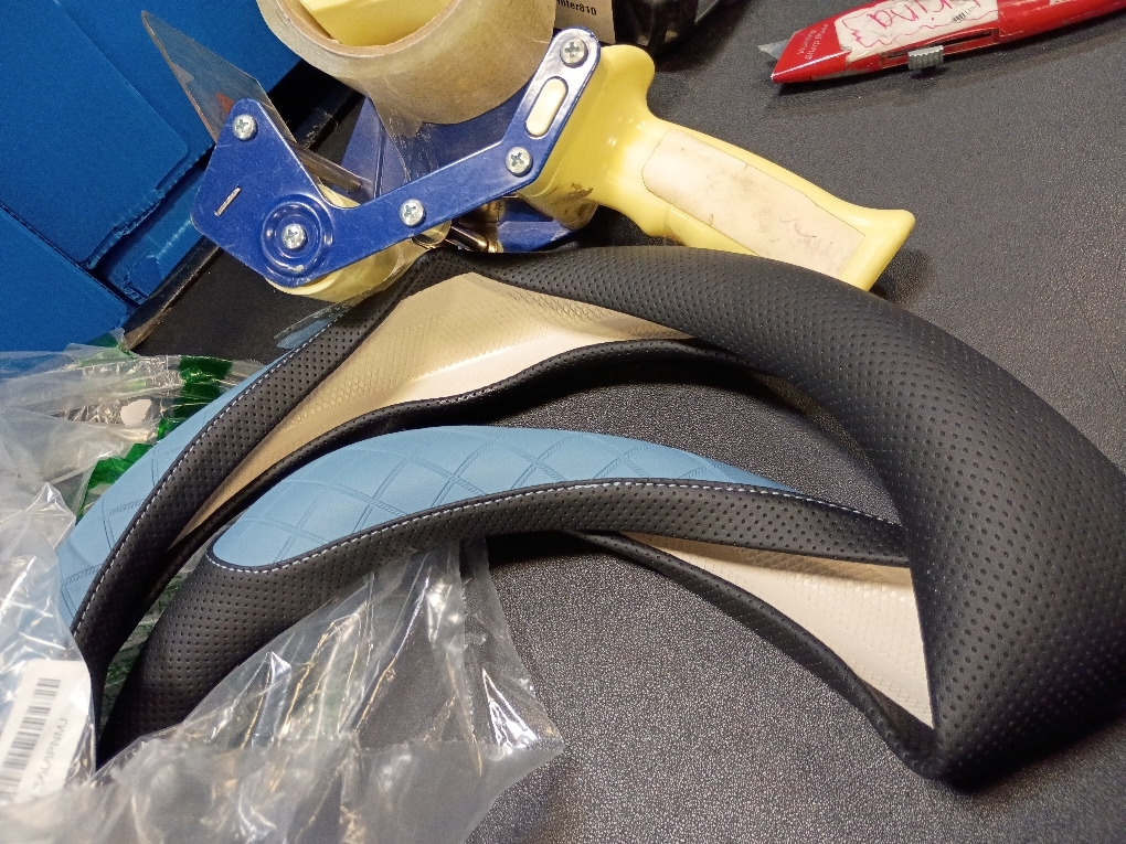 LKWLIKEI Nappa Leather Steering Wheel Cover,Elegant Diamond Checkered Design, Non-Slip wear-Resistant, Enhance Driving Comfort, Suitable for Steering Wheel Diameter 14 1/2‘-15’ Models.Black Blue