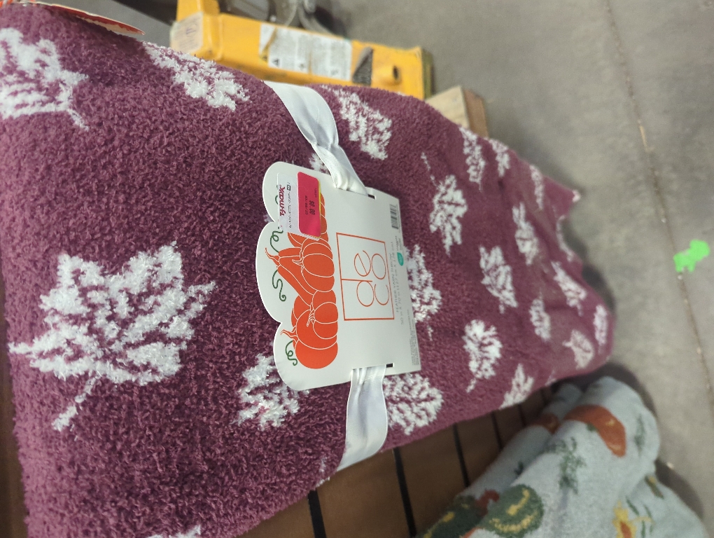 Deco Feather Yarn Throw 50 x 70 Plum with White Leaves