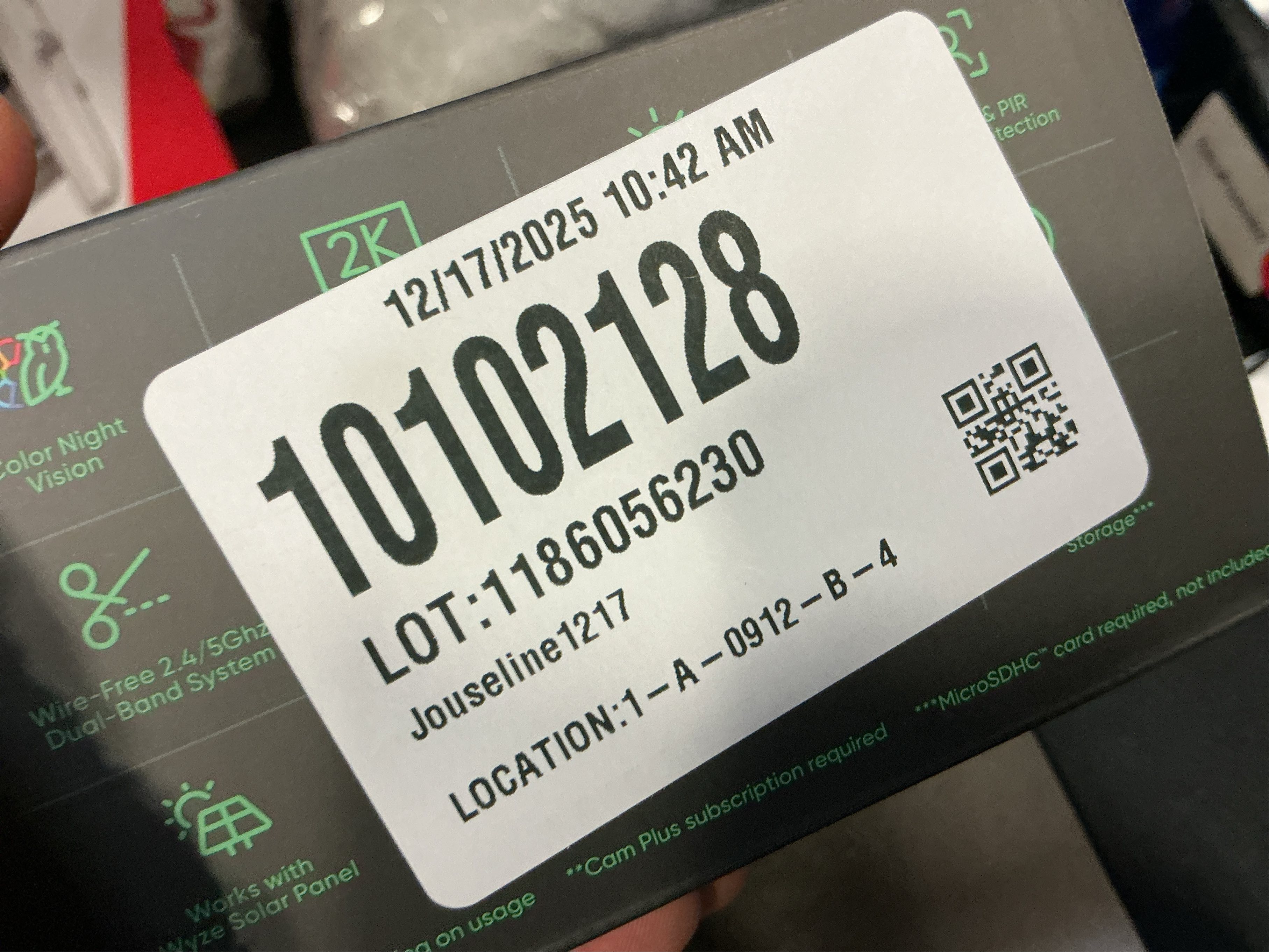 Bundle of WYZE 2.5K Wireless Outdoor/Indoor Battery Security Camera and Removable Battery Pack