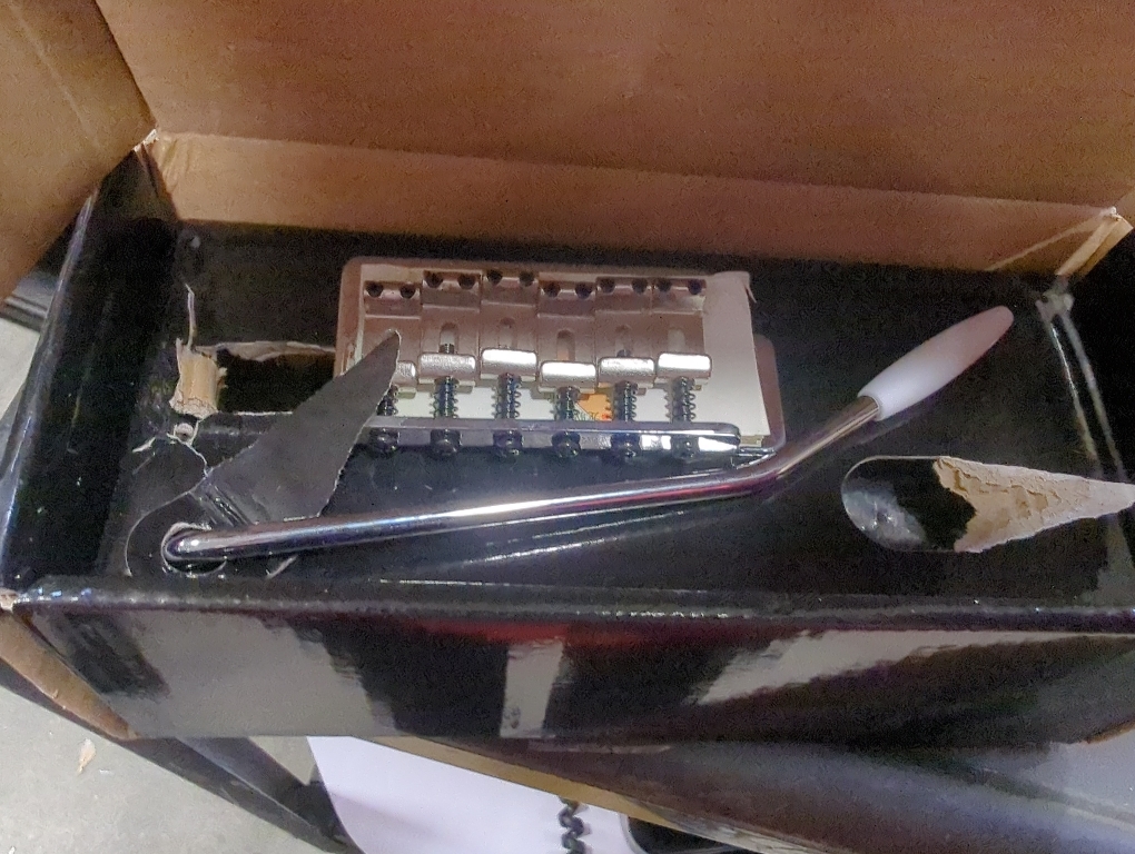 Fender Vintage/Narrow Strat Tremolo Assembly, Chrome Electric Guitar Bridge (0992070000)