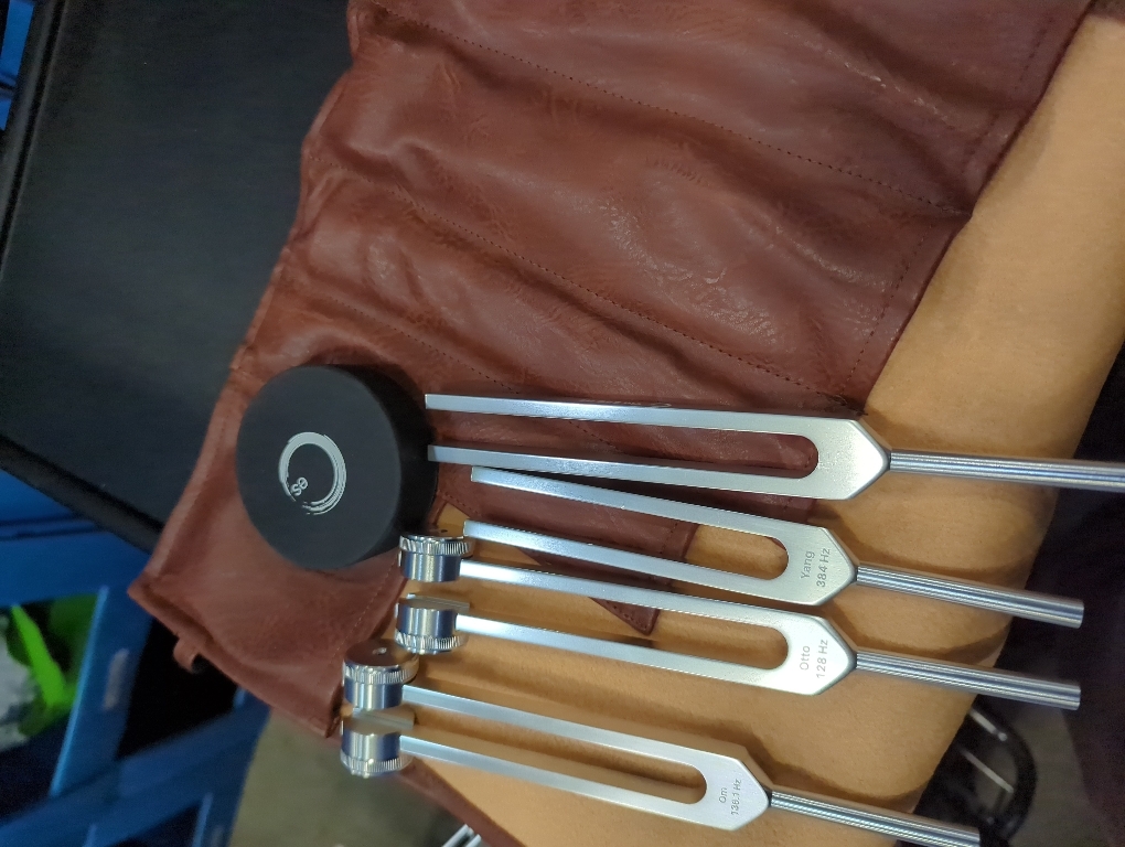 Tuning Forks for Healing Set – Includes 128Hz, 136Hz, 256Hz, 384Hz & Activator, Portable in Red Leather Pouch – Medical Grade Sound Healing Instruments for Chakra, Yoga, and Meditation