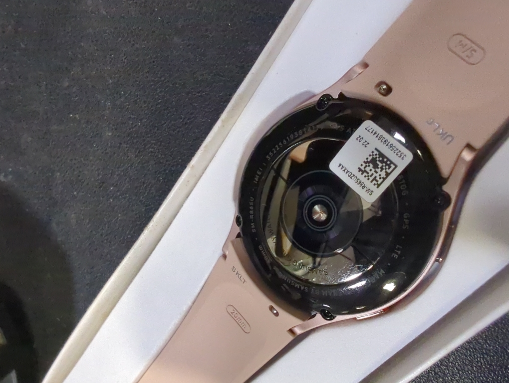 Samsung Galaxy Watch4 GPS   LTE, 40mm Pink Gold Sport Band Pink Gold Aluminum Case