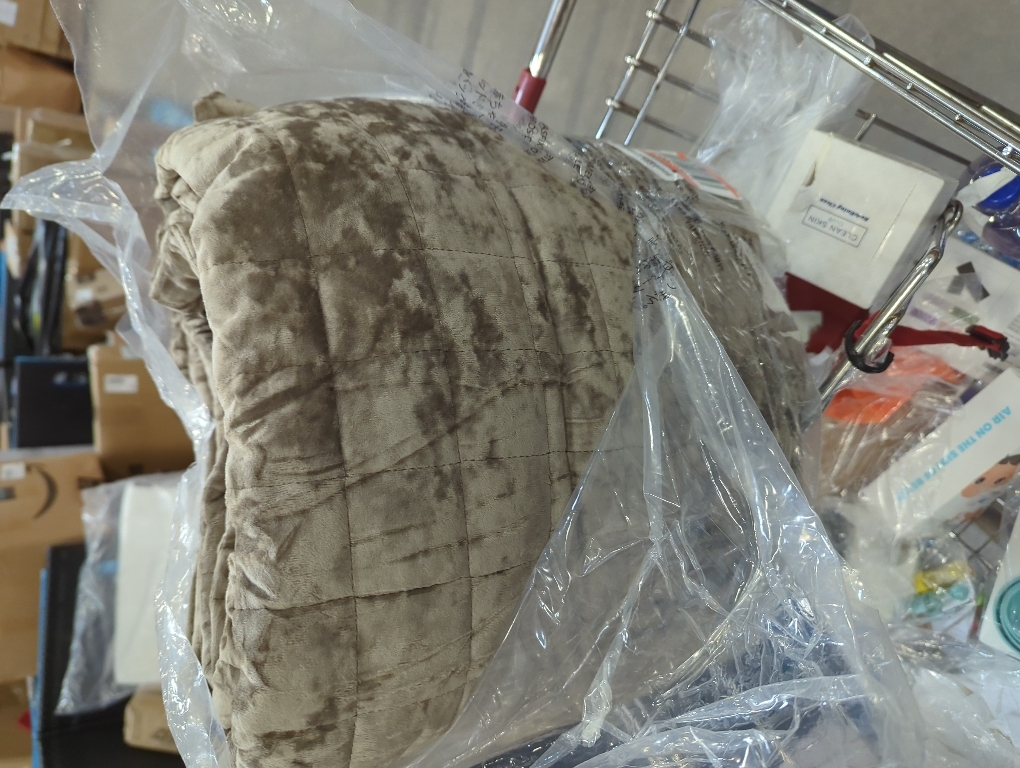 RECYCO Luxury Velvet Quilt Set Full Queen Size Bedding Sets, Ultra Soft Velvet Comforter Set, Lightweight Channel Box Stitch Oversized Bedspread Coverlet for All Season, with 2 Shams, Mocha Brown