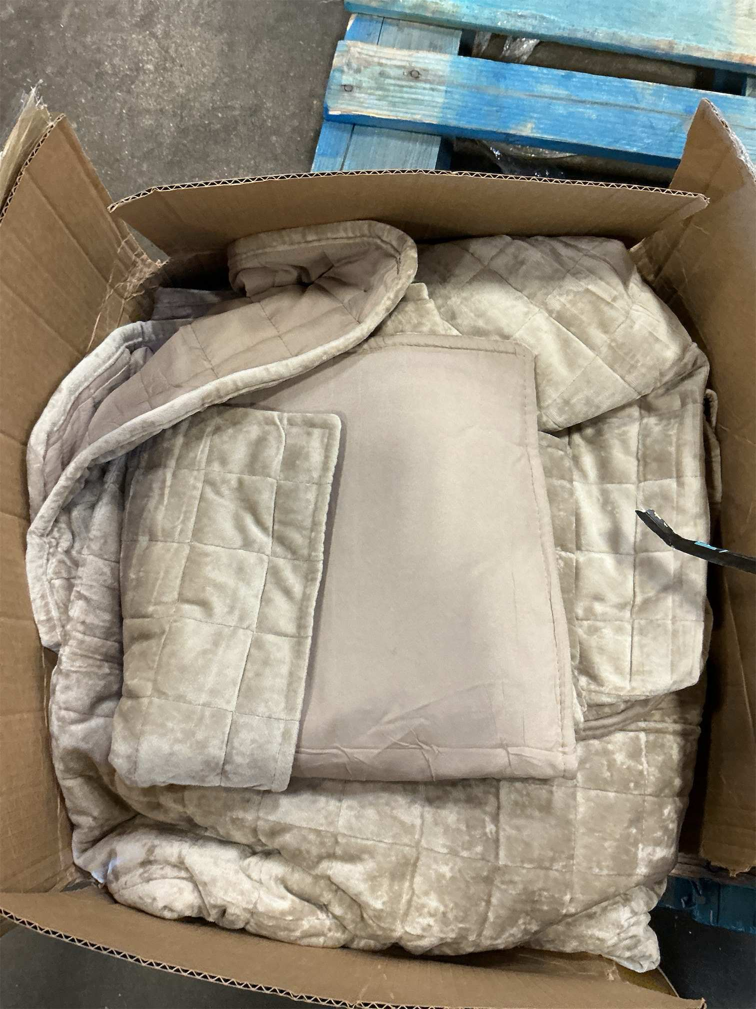 RECYCO 108 x 96 in Luxury Velvet Quilt Set King Size Bedding Sets, Ultra Soft Velvet Comforter Set, Lightweight Channel Box Stitch Oversized Bedspread Coverlet for All Season, with 2 Shams, Mocha Brown