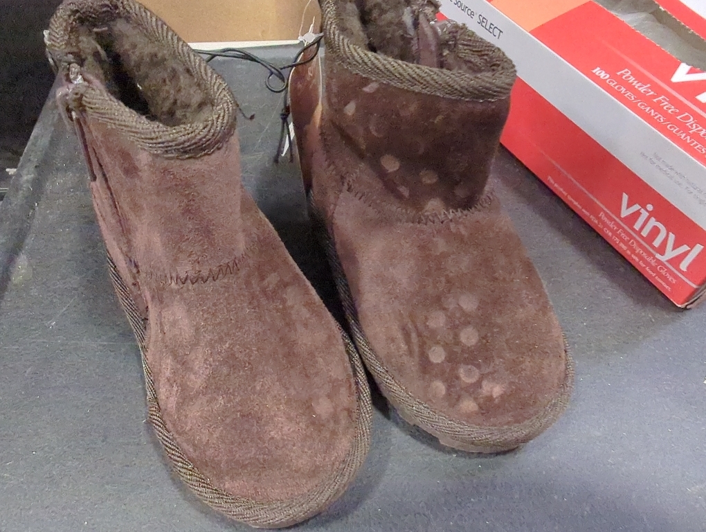 Size 5 kids Color brown boots