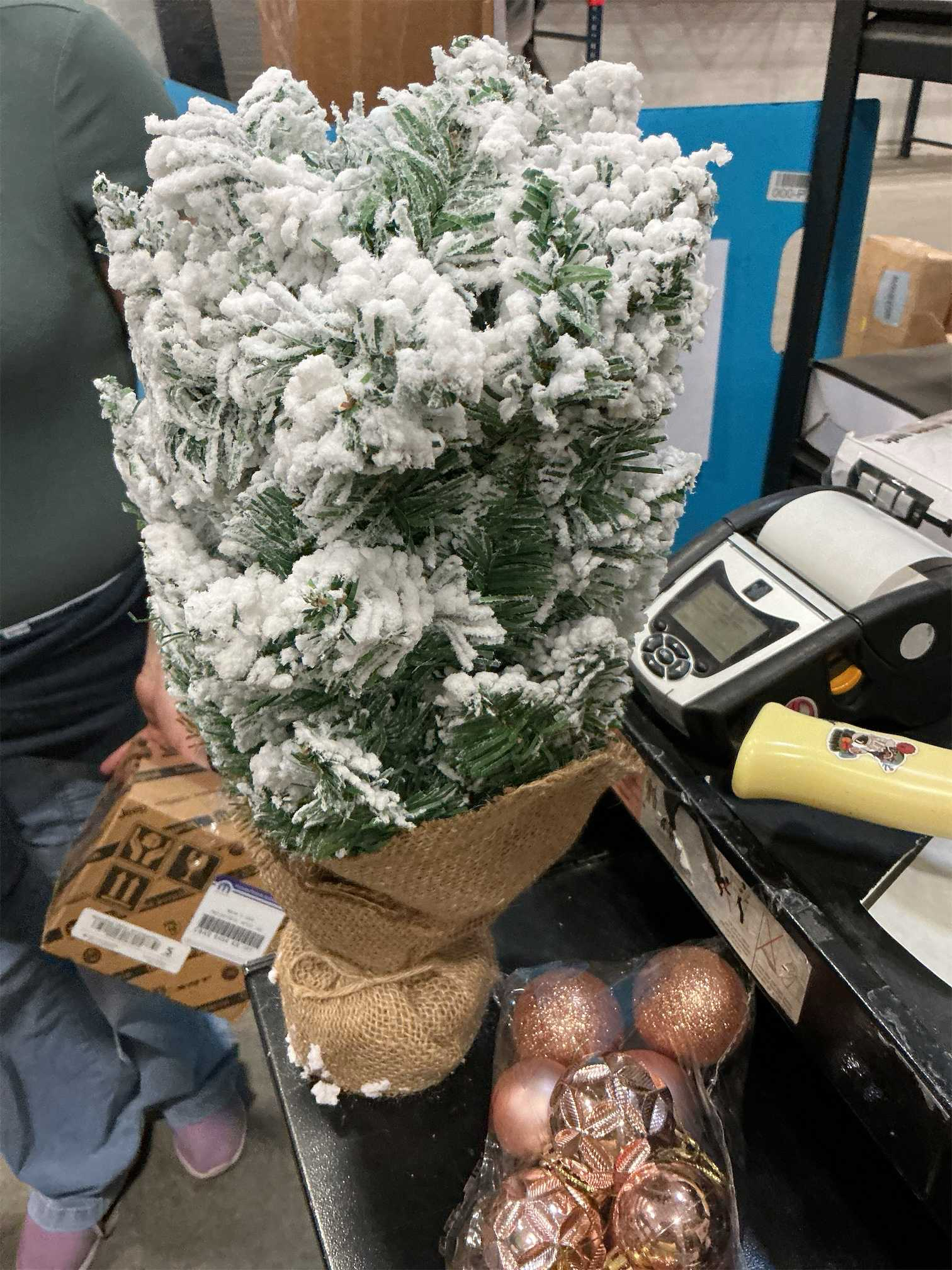 Snowy Christmas Tree Tabletop Artificial Christmas Tree Xmas Tree Tabletop Ornament Mini Christmas Tree Small Christmas Tree Tabletop Christmas Tree Figurine for Xmas Festival Tabletop Decor