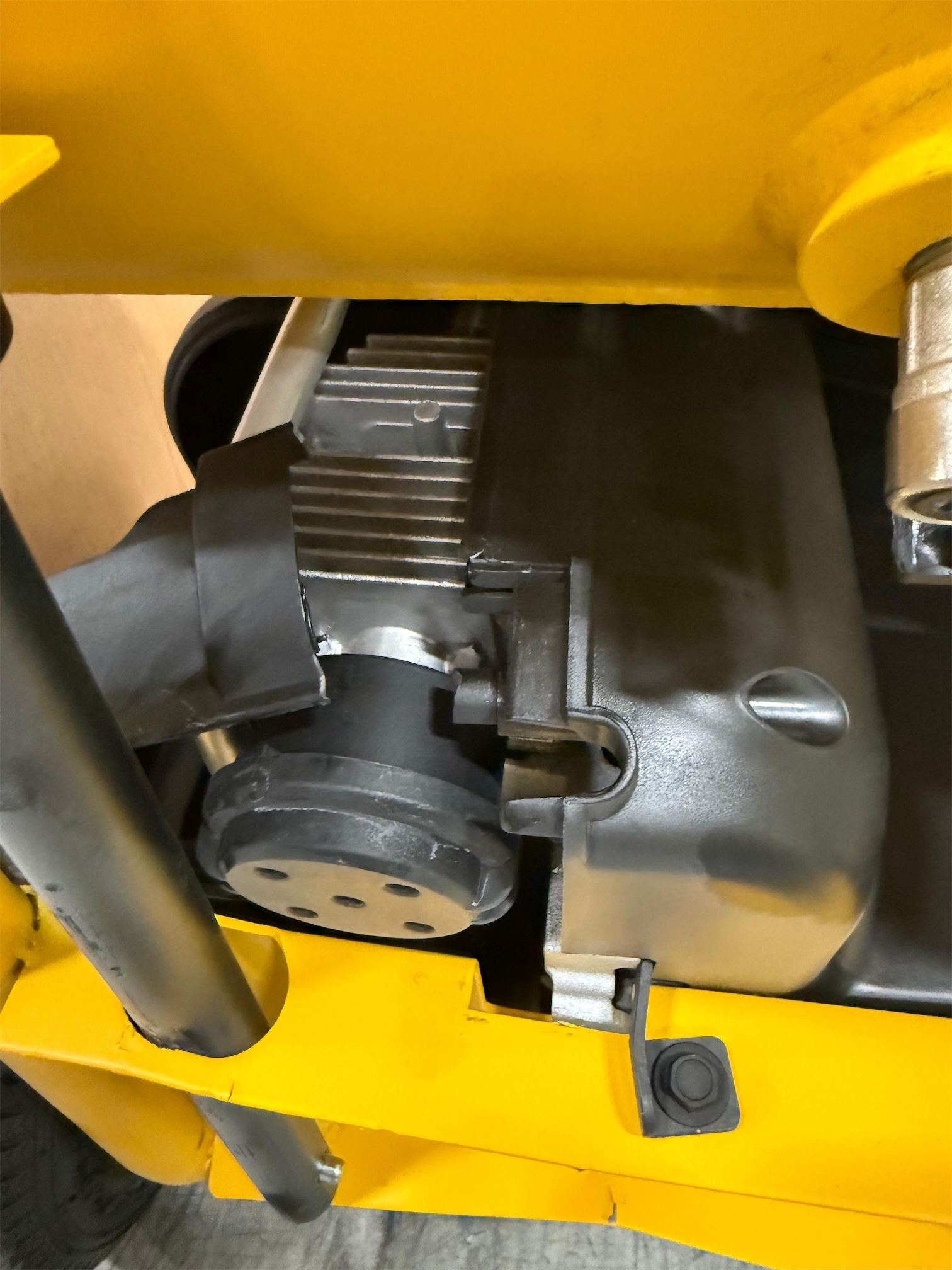 Dewalt 4.5-Gallon Single Stage Portable Electric Horizontal Air Compressor (broken, but works fine - see in the pictures)