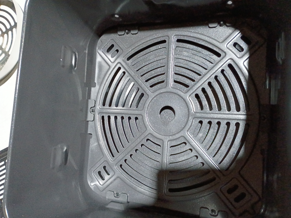 PowerXL 8qt Air Max Air Fryer ( The air fryer is missing the screws to assemble a part)