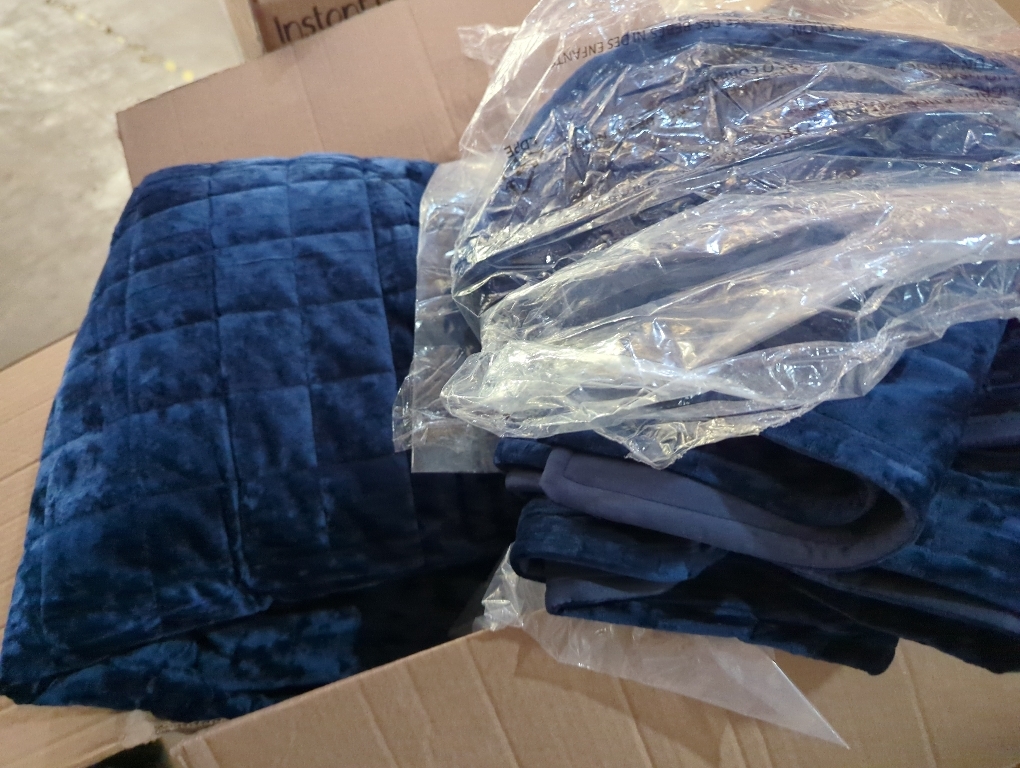 RECYCO Luxury Velvet Quilt Set King Size, Lightweight Velvet Comforter Set, Oversized Bedspread Coverlet Quilted Bedding Set, with 2 Matching Pillow Shams, for All Season, Navy Blue