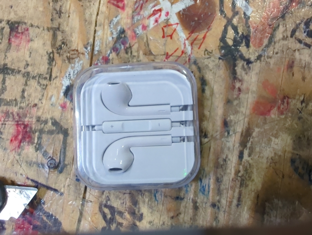 Apple EarPods Headphones with 3.5mm Plug, Wired Ear Buds with Built-in Remote to Control Music, Phone Calls, and Volume