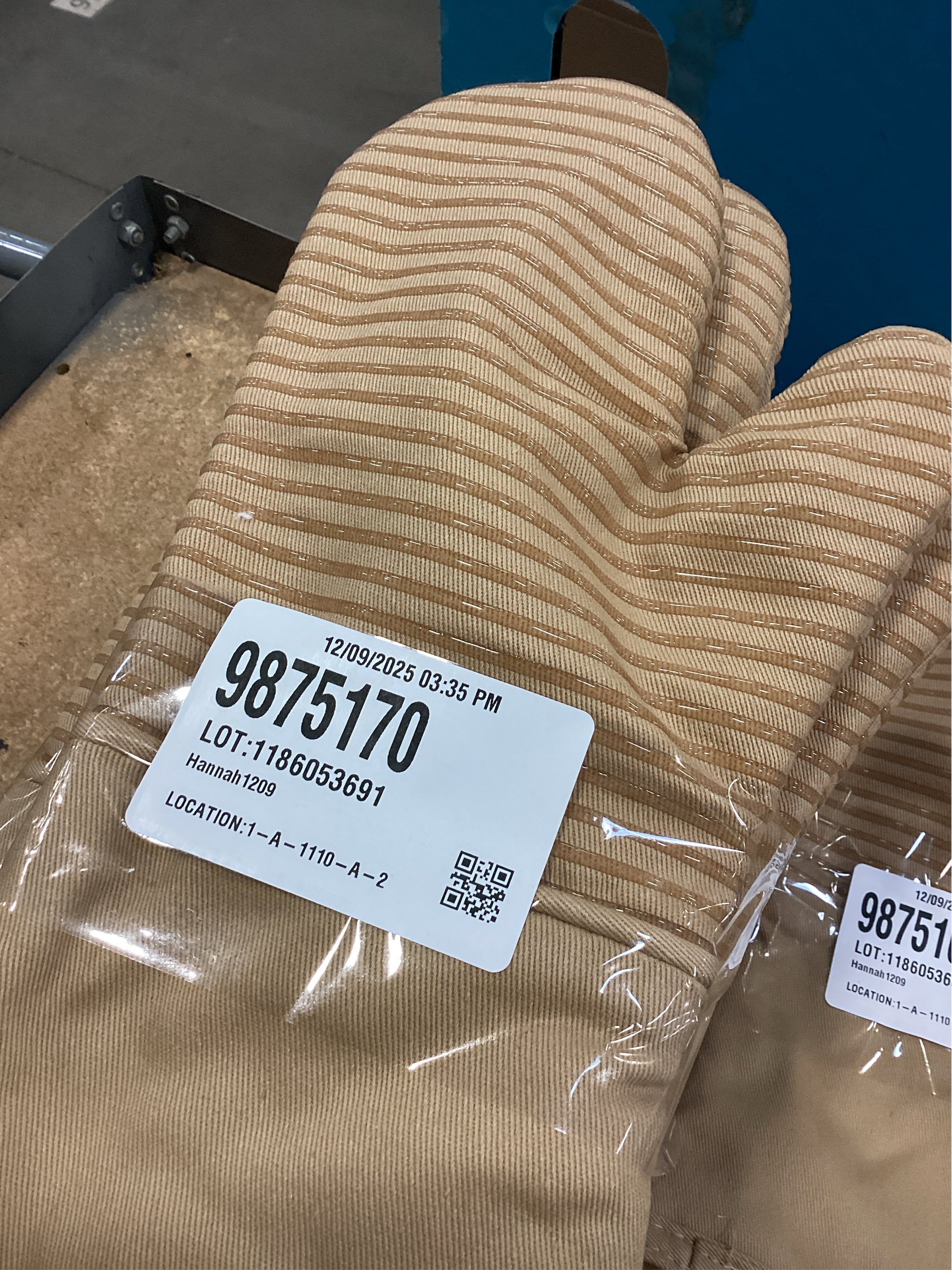 All-Clad Silicone Oven Mitt, 2 Pack, Cappuccino