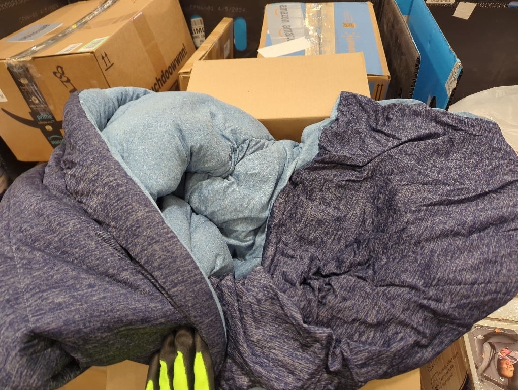 Bedsure Queen Comforter Set - Cooling and Warm Bed Set, Navy Blue Reversible Bedding for All Season, 3 Pieces, 1 Queen Size Comforter (88x88) and 2 Pillow Cases(20x26)