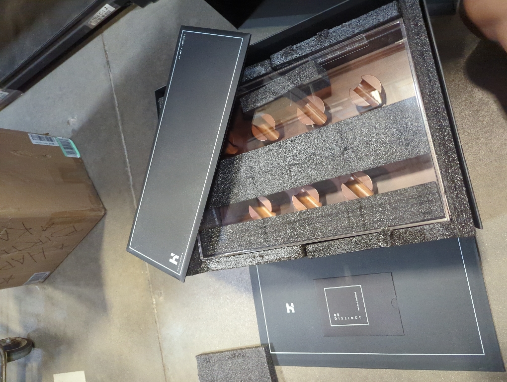 Holme & Hadfield Premium Challenge Coin Display Case for up to 30 Coins – Beautiful 360° Views – Large Handcrafted Military Coin Display Case – Birthday Gift – Luxury Built to Last