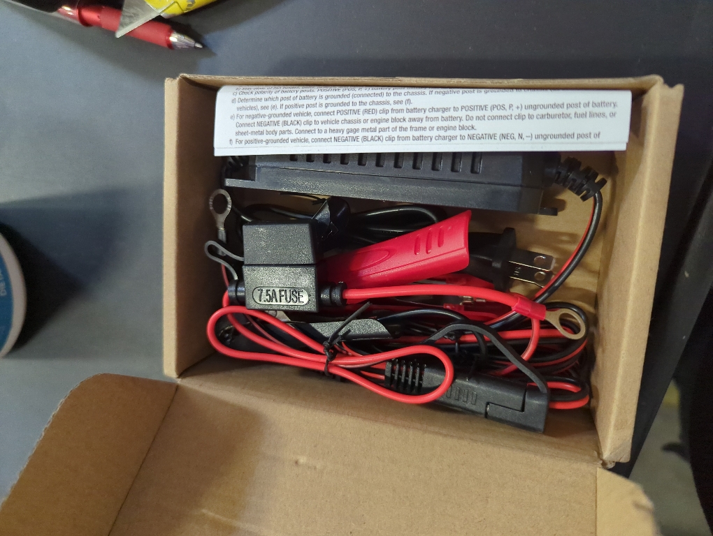 MOTOPOWER MP00205A 12V 800mA Automatic Battery Charger, Maintainer, Trickle and Desulfator