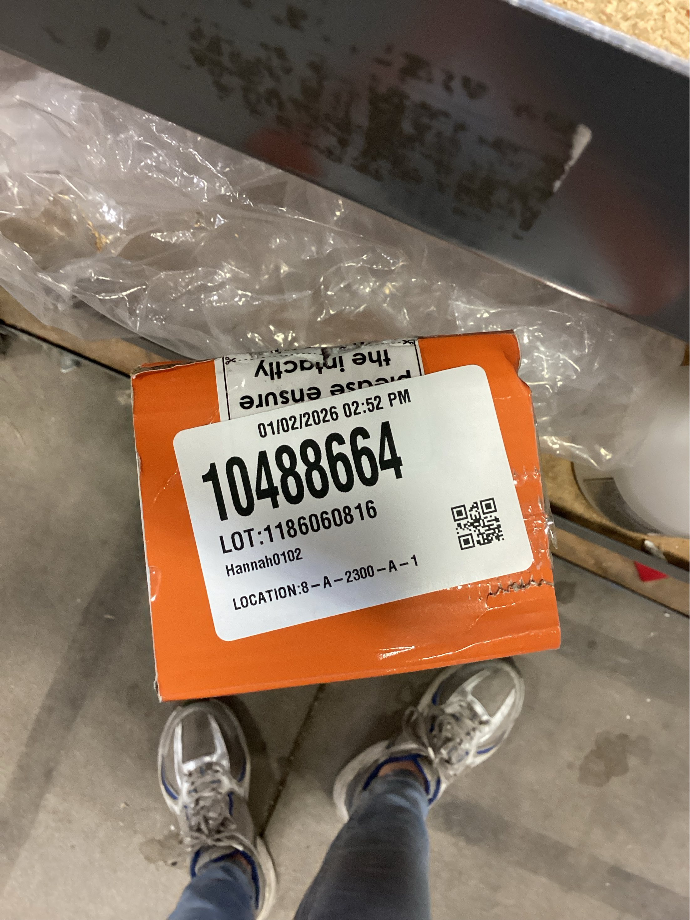 Retractable Baby Gate for Doorways and Stairs, Mesh Safety Gate for Pet, Indoor & Outdoor Use, One-Hand Operation, Easy Installation, 33.6 Tall, Expands to 55 Wide（Grey,33.6x55