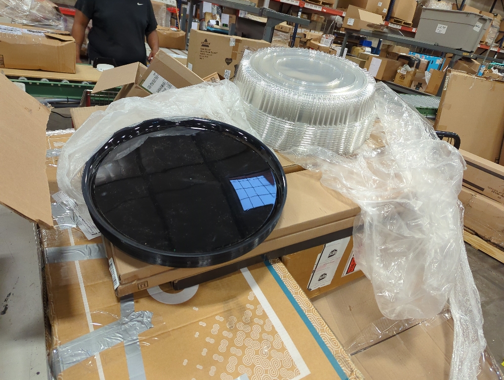 Black Plastic Serving Tray with Lid, Disposable Plastic Food Serving Platters with Clear Dome Lids, Stackable Round Trays for Party, Takeout Food, Catering, Picnic